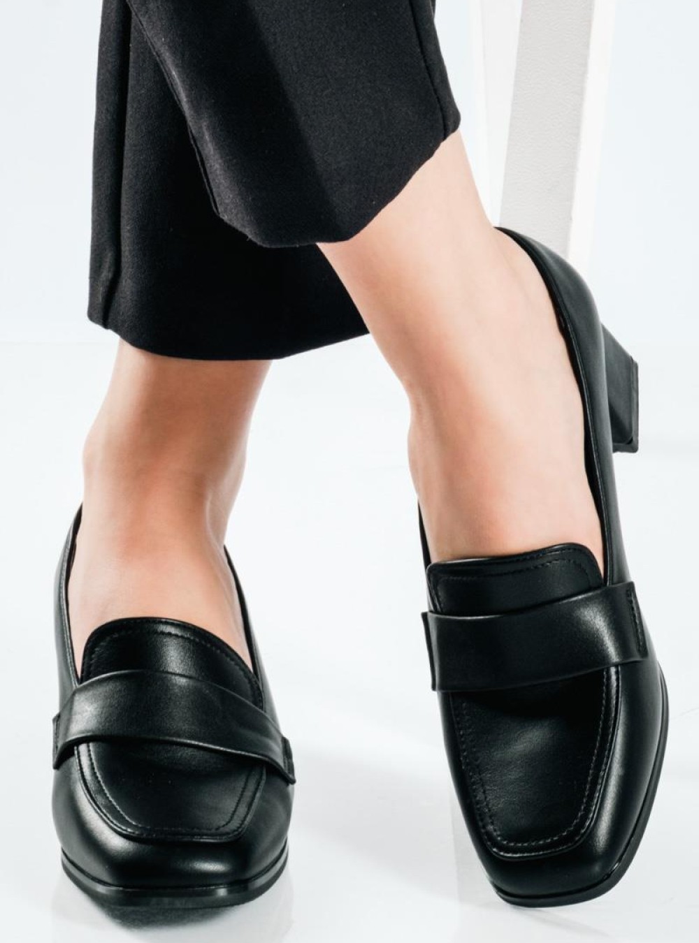 Basic γόβες με τετράγωνο τακούνι και καρέ μύτη ΜΑΥΡΟ Basic γόβες με τετράγωνο τακούνι και καρέ μύτη ΜΑΥΡΟ