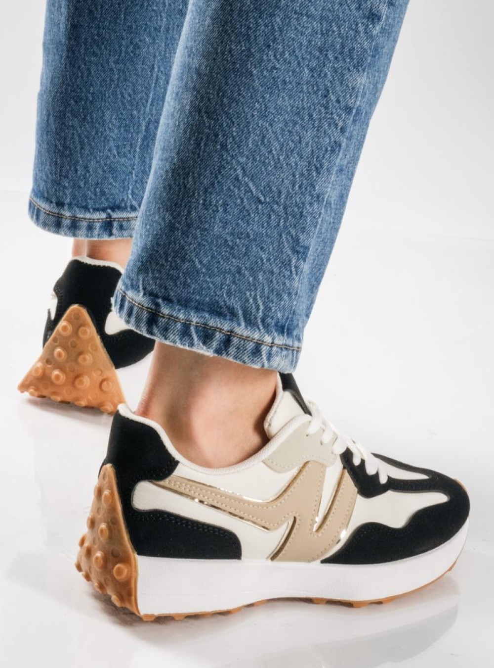 Chunky sneakers με συνδυασμό υλικών και ιδιαίτερο σχέδιο στη σόλα ΜΑΥΡΟ Chunky sneakers με συνδυασμό υλικών και ιδιαίτερο σχέδιο στη σόλα ΜΑΥΡΟ
