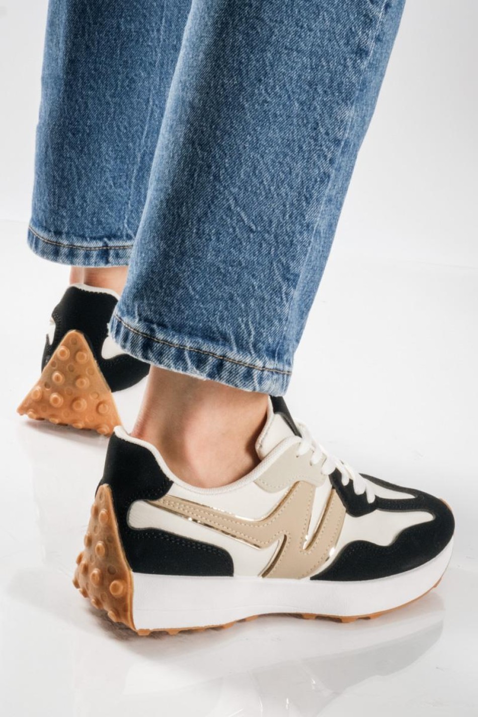 Chunky sneakers με συνδυασμό υλικών και ιδιαίτερο σχέδιο στη σόλα ΜΑΥΡΟ Chunky sneakers με συνδυασμό υλικών και ιδιαίτερο σχέδιο στη σόλα ΜΑΥΡΟ