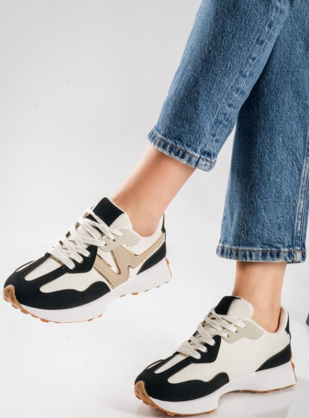 Chunky sneakers με συνδυασμό υλικών και ιδιαίτερο σχέδιο στη σόλα ΜΑΥΡΟ Chunky sneakers με συνδυασμό υλικών και ιδιαίτερο σχέδιο στη σόλα ΜΑΥΡΟ