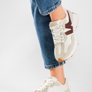 Chunky sneakers με συνδυασμό υλικών και ιδιαίτερο σχέδιο στη σόλα ΜΠΕΖ Chunky sneakers με συνδυασμό υλικών και ιδιαίτερο σχέδιο στη σόλα ΜΠΕΖ