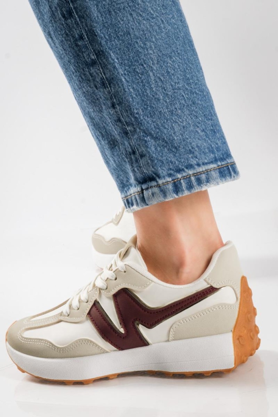 Chunky sneakers με συνδυασμό υλικών και ιδιαίτερο σχέδιο στη σόλα ΜΠΕΖ Chunky sneakers με συνδυασμό υλικών και ιδιαίτερο σχέδιο στη σόλα ΜΠΕΖ