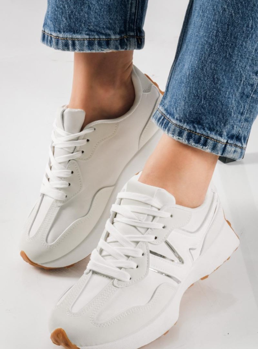 Chunky sneakers με συνδυασμό υλικών και ιδιαίτερο σχέδιο στη σόλα ΑΣΠΡΟ Chunky sneakers με συνδυασμό υλικών και ιδιαίτερο σχέδιο στη σόλα ΑΣΠΡΟ