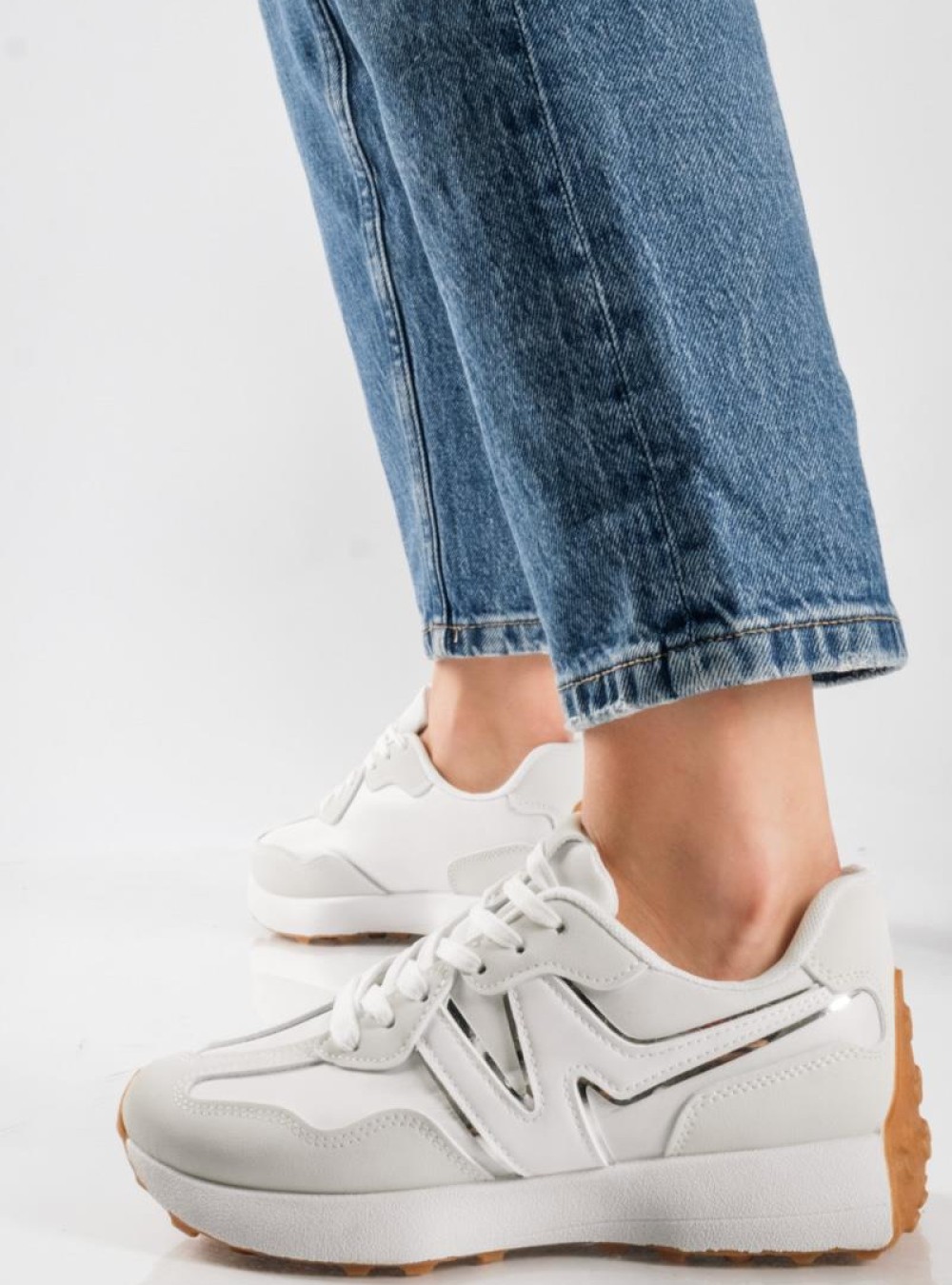 Chunky sneakers με συνδυασμό υλικών και ιδιαίτερο σχέδιο στη σόλα ΑΣΠΡΟ Chunky sneakers με συνδυασμό υλικών και ιδιαίτερο σχέδιο στη σόλα ΑΣΠΡΟ