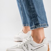 Chunky sneakers με συνδυασμό υλικών και ιδιαίτερο σχέδιο στη σόλα ΑΣΠΡΟ Chunky sneakers με συνδυασμό υλικών και ιδιαίτερο σχέδιο στη σόλα ΑΣΠΡΟ