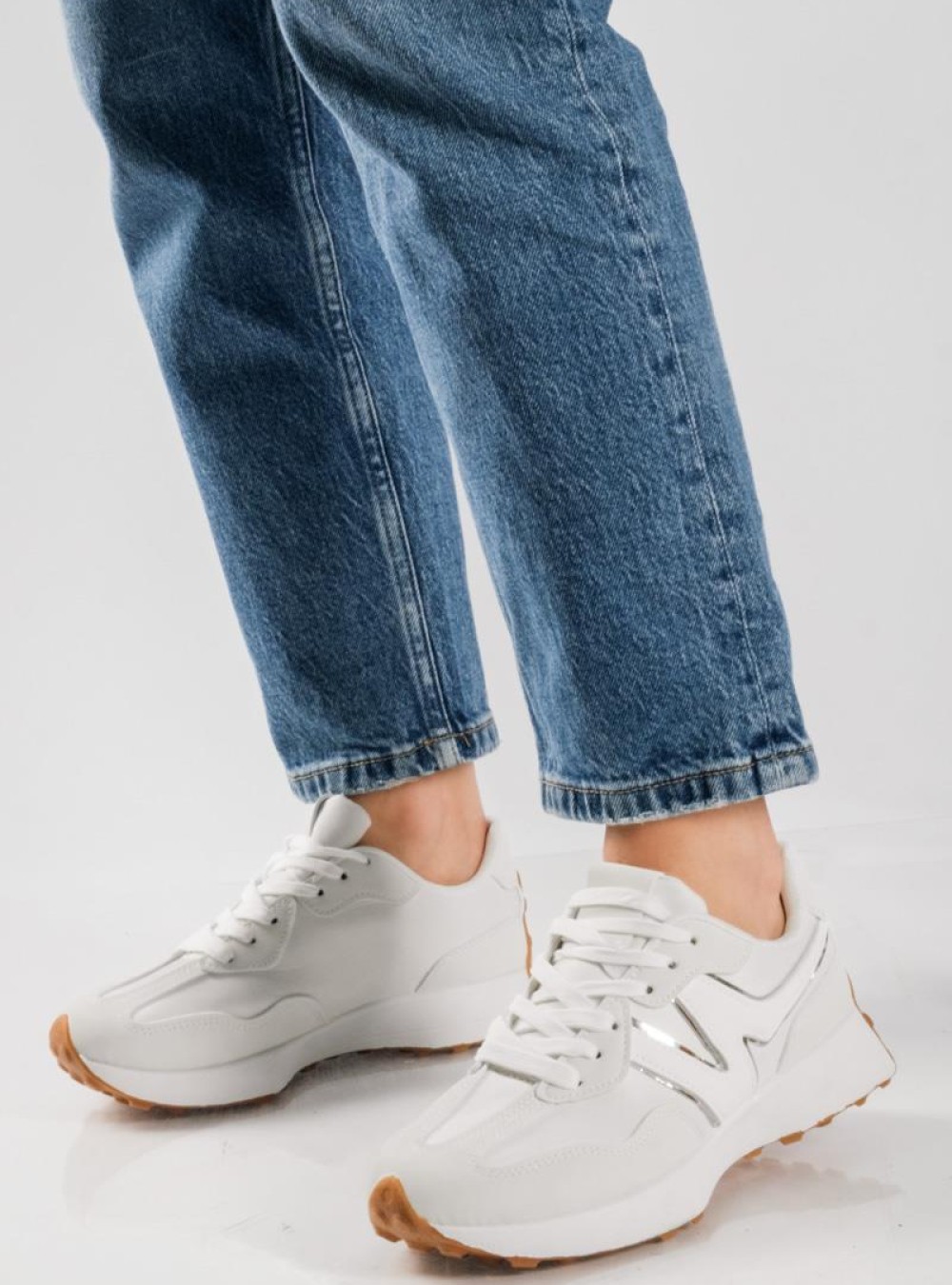 Chunky sneakers με συνδυασμό υλικών και ιδιαίτερο σχέδιο στη σόλα ΑΣΠΡΟ Chunky sneakers με συνδυασμό υλικών και ιδιαίτερο σχέδιο στη σόλα ΑΣΠΡΟ