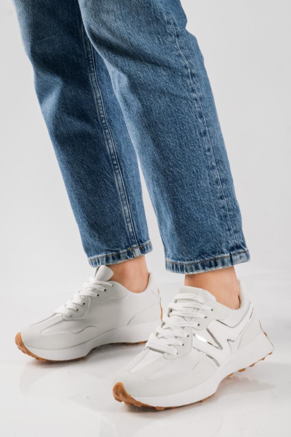 Chunky sneakers με συνδυασμό υλικών και ιδιαίτερο σχέδιο στη σόλα ΑΣΠΡΟ Chunky sneakers με συνδυασμό υλικών και ιδιαίτερο σχέδιο στη σόλα ΑΣΠΡΟ