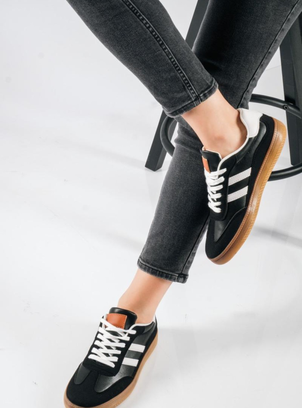 Retro sneakers με δίχρωμες ρίγες και καφέ σόλα ΜΑΥΡΟ Retro sneakers με δίχρωμες ρίγες και καφέ σόλα ΜΑΥΡΟ