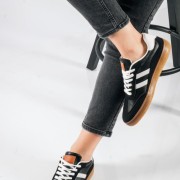 Retro sneakers με δίχρωμες ρίγες και καφέ σόλα ΜΑΥΡΟ Retro sneakers με δίχρωμες ρίγες και καφέ σόλα ΜΑΥΡΟ