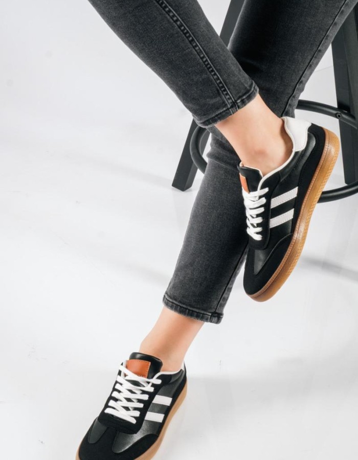 Retro sneakers με δίχρωμες ρίγες και καφέ σόλα ΜΑΥΡΟ