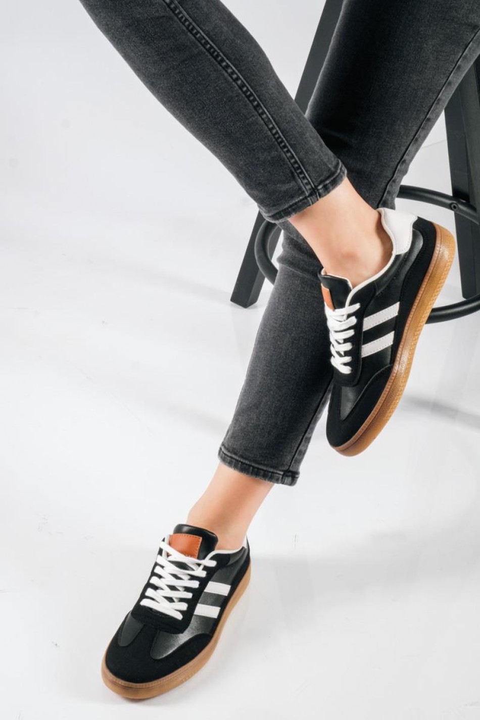 Retro sneakers με δίχρωμες ρίγες και καφέ σόλα ΜΑΥΡΟ Retro sneakers με δίχρωμες ρίγες και καφέ σόλα ΜΑΥΡΟ