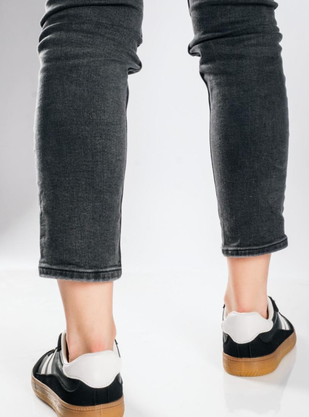 Retro sneakers με δίχρωμες ρίγες και καφέ σόλα ΜΑΥΡΟ Retro sneakers με δίχρωμες ρίγες και καφέ σόλα ΜΑΥΡΟ
