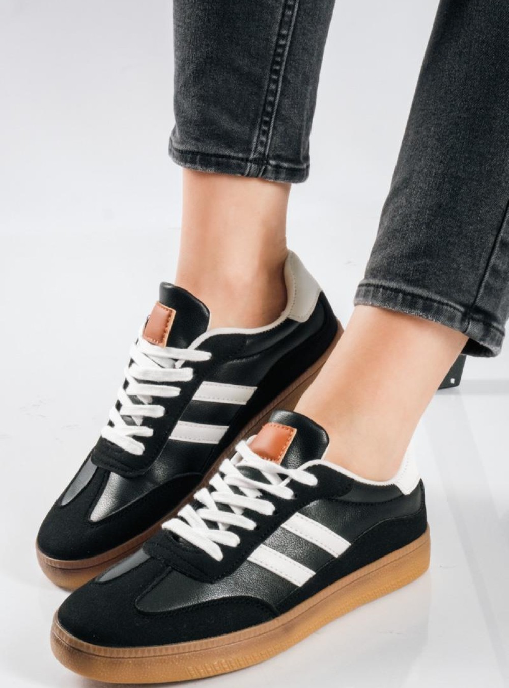 Retro sneakers με δίχρωμες ρίγες και καφέ σόλα ΜΑΥΡΟ Retro sneakers με δίχρωμες ρίγες και καφέ σόλα ΜΑΥΡΟ