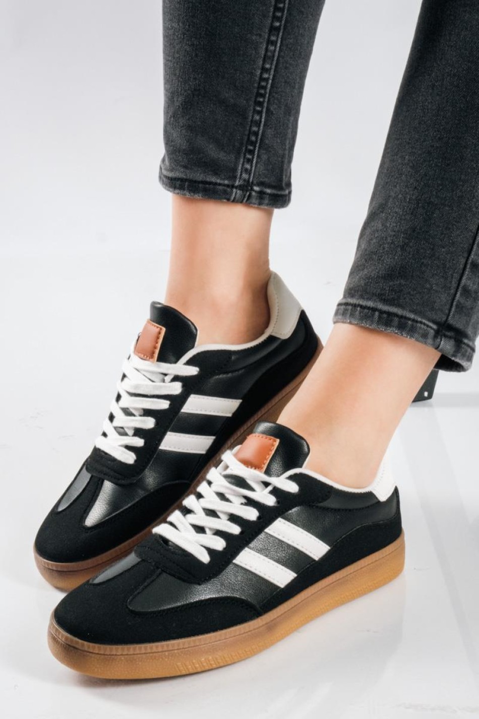 Retro sneakers με δίχρωμες ρίγες και καφέ σόλα ΜΑΥΡΟ Retro sneakers με δίχρωμες ρίγες και καφέ σόλα ΜΑΥΡΟ