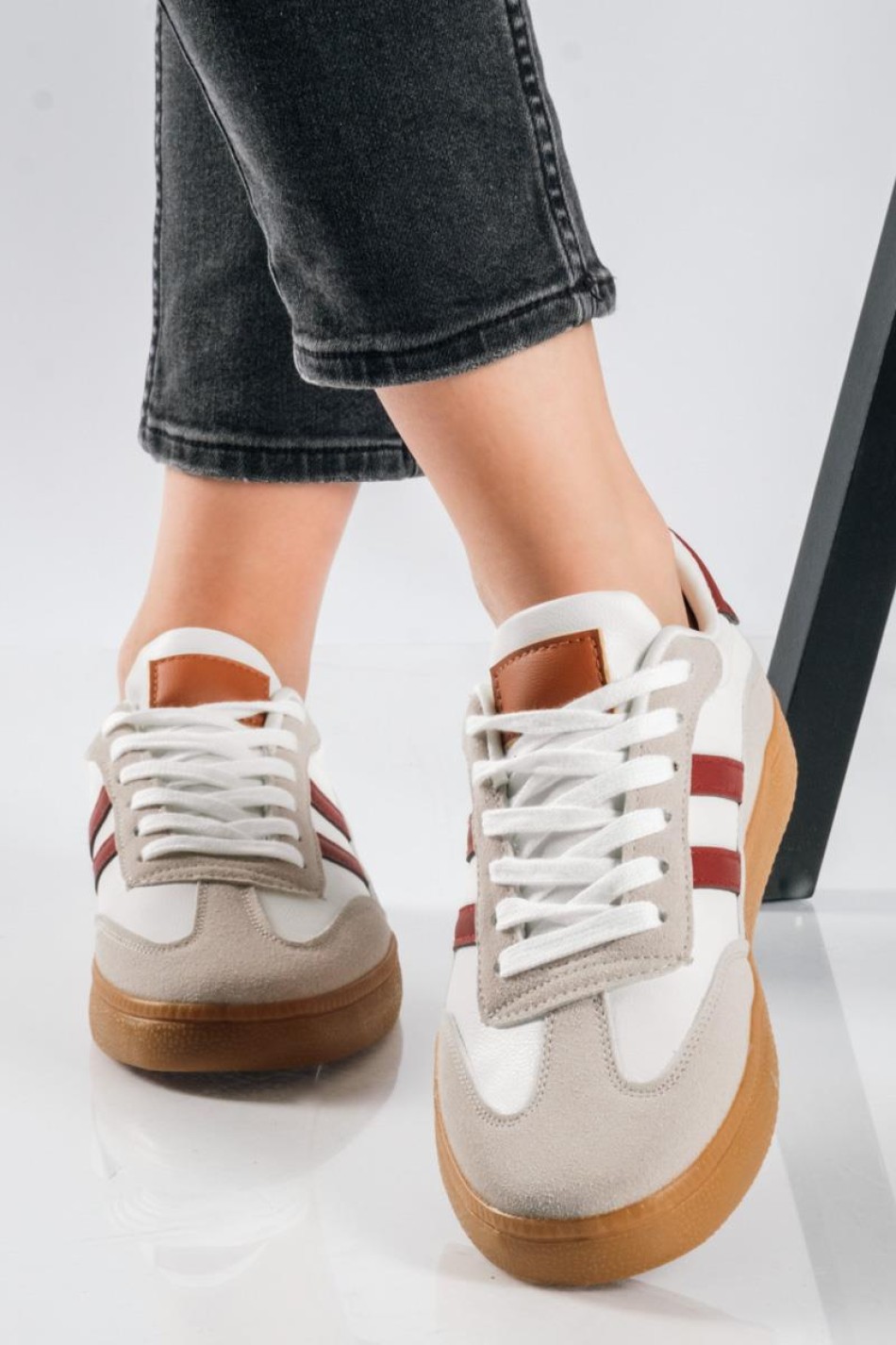 Retro sneakers με δίχρωμες ρίγες και καφέ σόλα ΜΠΟΡΝΤΩ