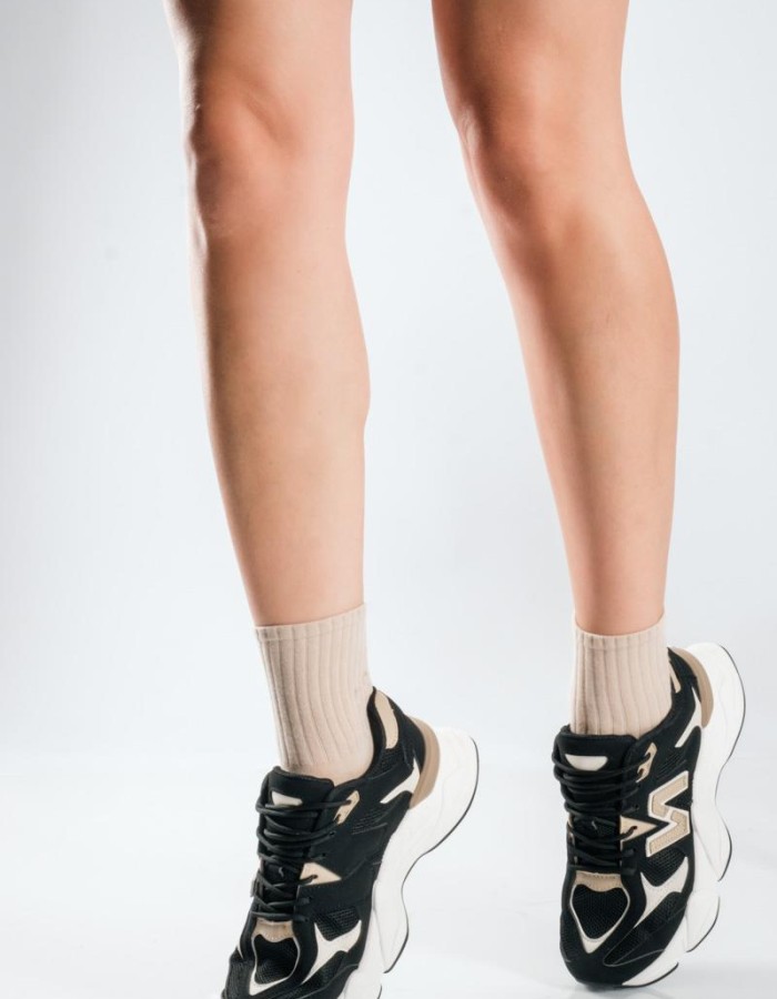 Chunky sneakers με συνδυασμό υλικών και διακριτικές χρωματικές αντιθέσεις ΜΑΥΡΟ