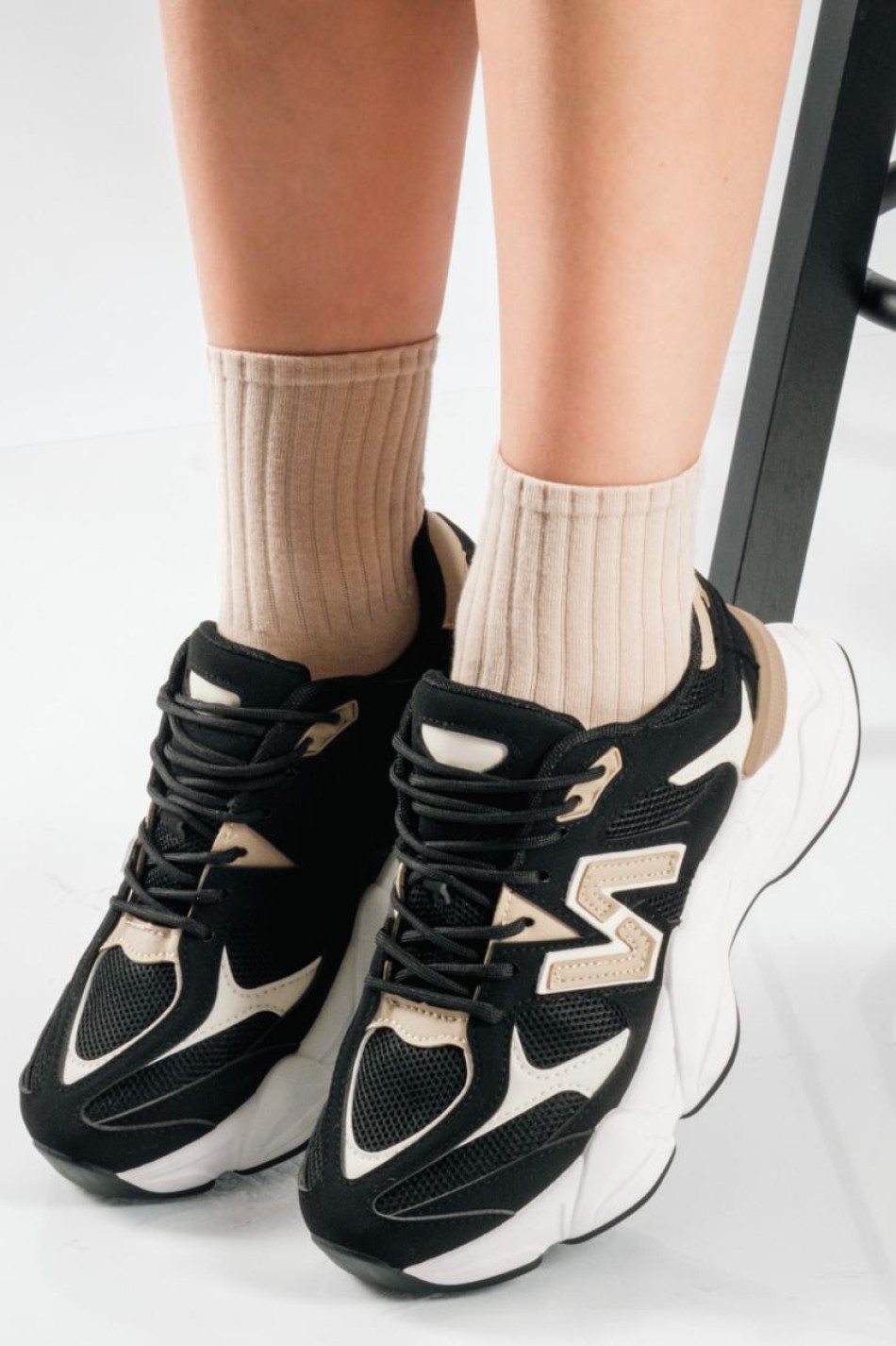 Chunky sneakers με συνδυασμό υλικών και διακριτικές χρωματικές αντιθέσεις ΜΑΥΡΟ Chunky sneakers με συνδυασμό υλικών και διακριτικές χρωματικές αντιθέσεις ΜΑΥΡΟ