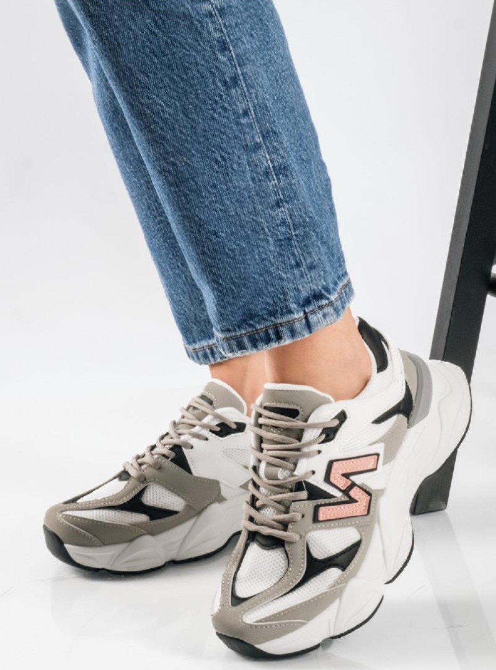 Chunky sneakers με συνδυασμό υλικών και διακριτικές χρωματικές αντιθέσεις ΓΚΡΙ Chunky sneakers με συνδυασμό υλικών και διακριτικές χρωματικές αντιθέσεις ΓΚΡΙ