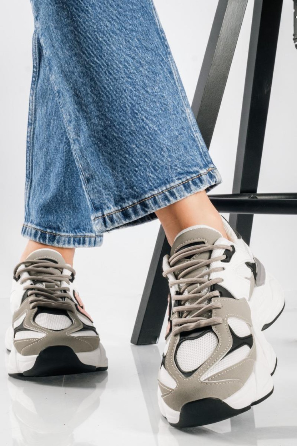Chunky sneakers με συνδυασμό υλικών και διακριτικές χρωματικές αντιθέσεις ΓΚΡΙ Chunky sneakers με συνδυασμό υλικών και διακριτικές χρωματικές αντιθέσεις ΓΚΡΙ