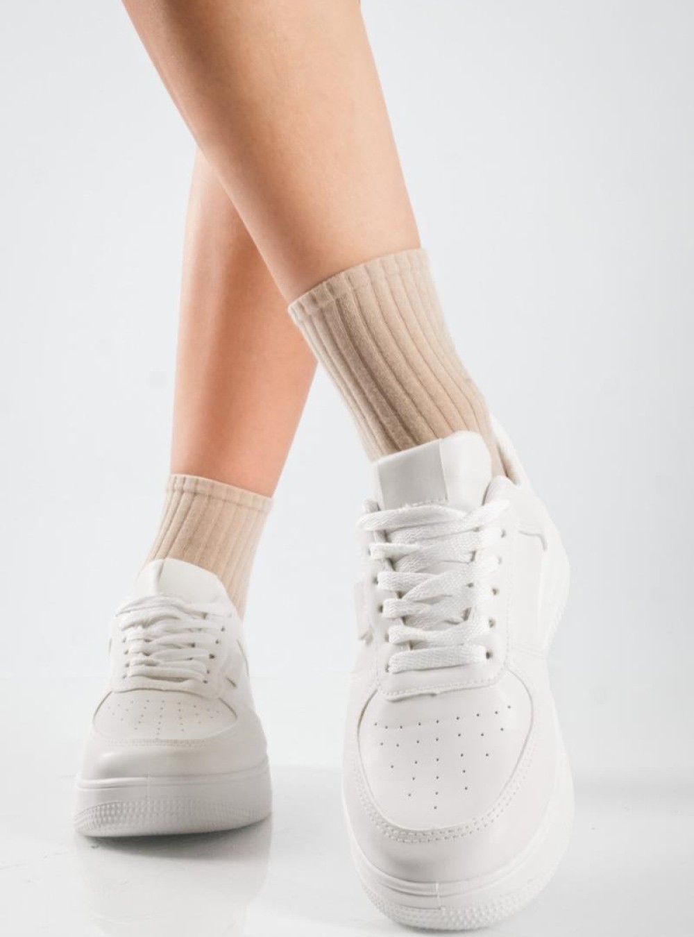 Δίσολα sneakers με εξωτερικές ραφές και απλό σχέδιο ΑΣΠΡΟ Δίσολα sneakers με εξωτερικές ραφές και απλό σχέδιο ΑΣΠΡΟ