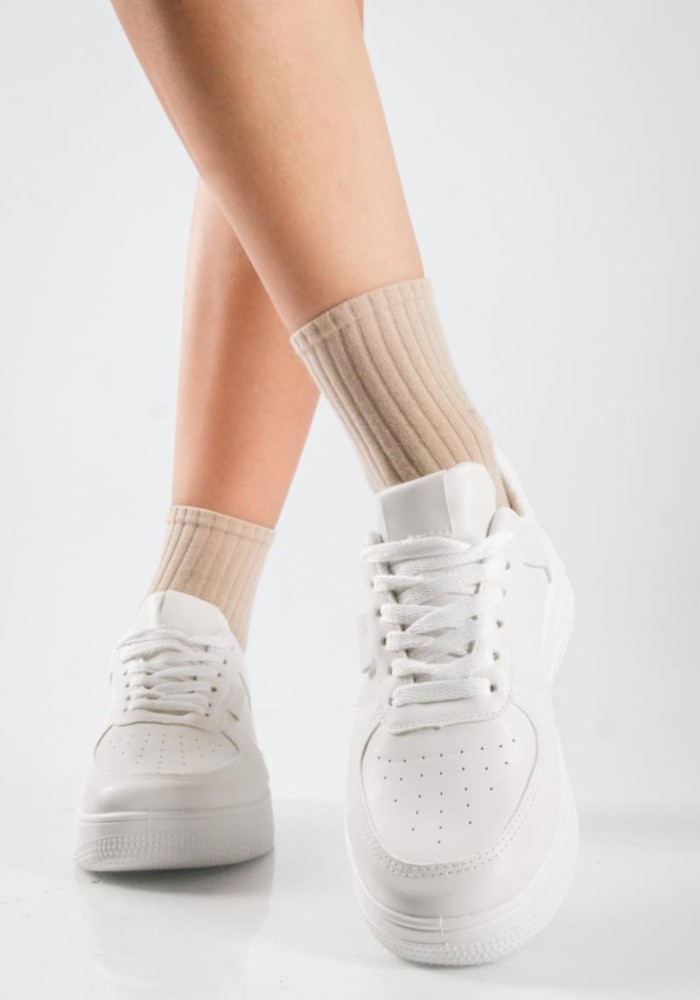 Δίσολα sneakers με εξωτερικές ραφές και απλό σχέδιο ΑΣΠΡΟ