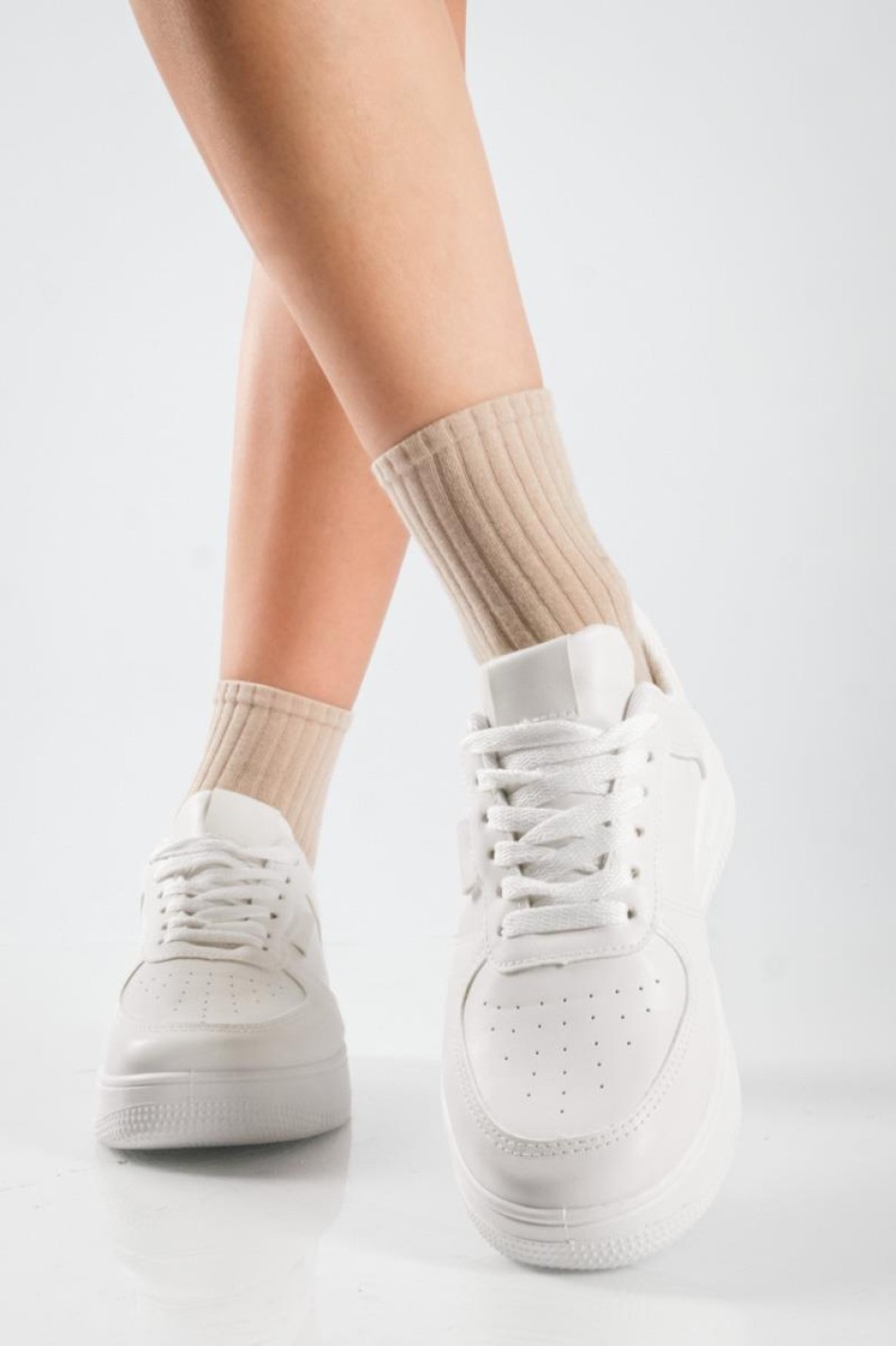 Δίσολα sneakers με εξωτερικές ραφές και απλό σχέδιο ΑΣΠΡΟ