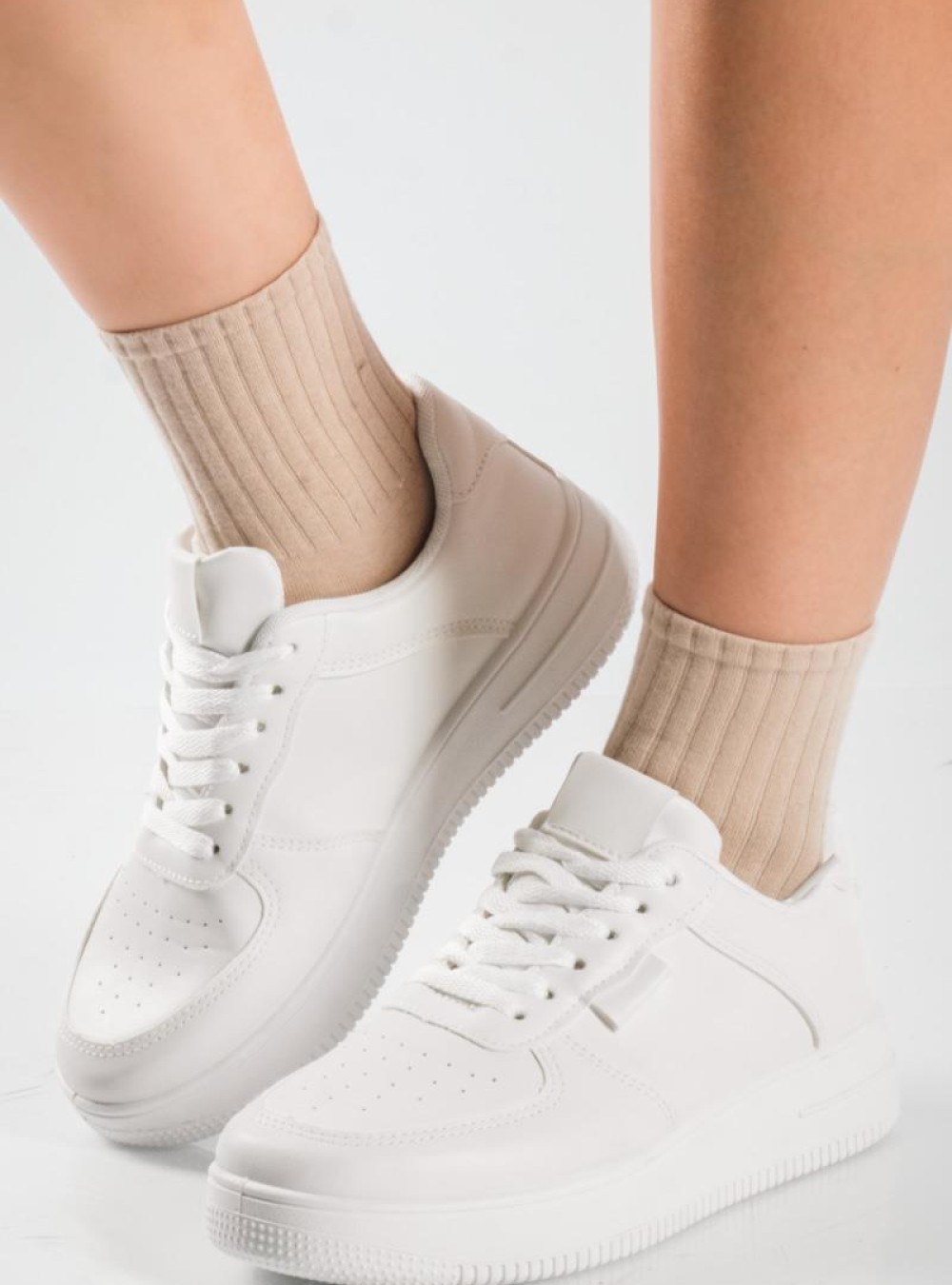 Δίσολα sneakers με εξωτερικές ραφές και απλό σχέδιο ΑΣΠΡΟ Δίσολα sneakers με εξωτερικές ραφές και απλό σχέδιο ΑΣΠΡΟ