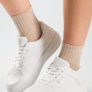 Δίσολα sneakers με εξωτερικές ραφές και απλό σχέδιο ΑΣΠΡΟ