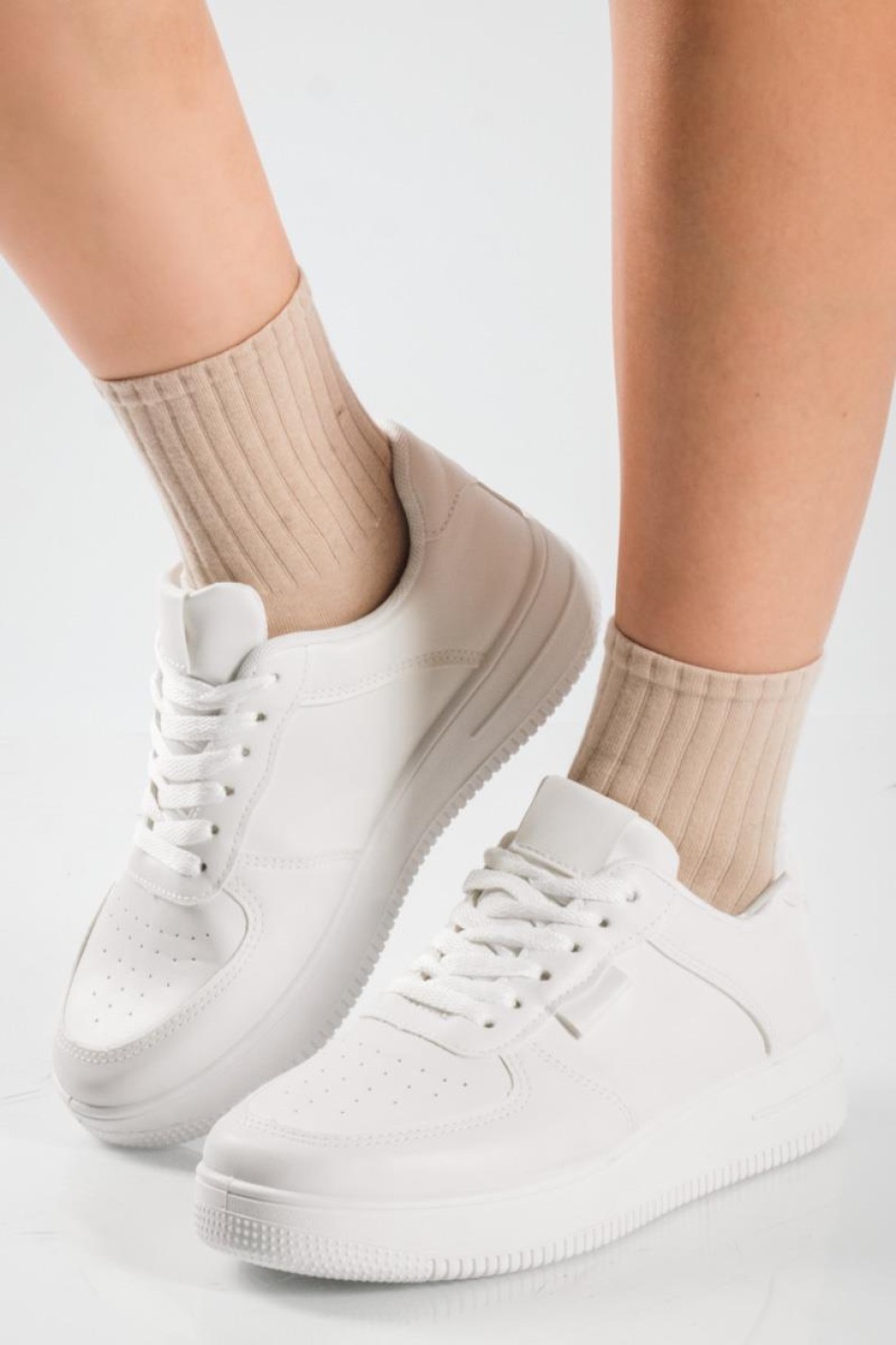 Δίσολα sneakers με εξωτερικές ραφές και απλό σχέδιο ΑΣΠΡΟ