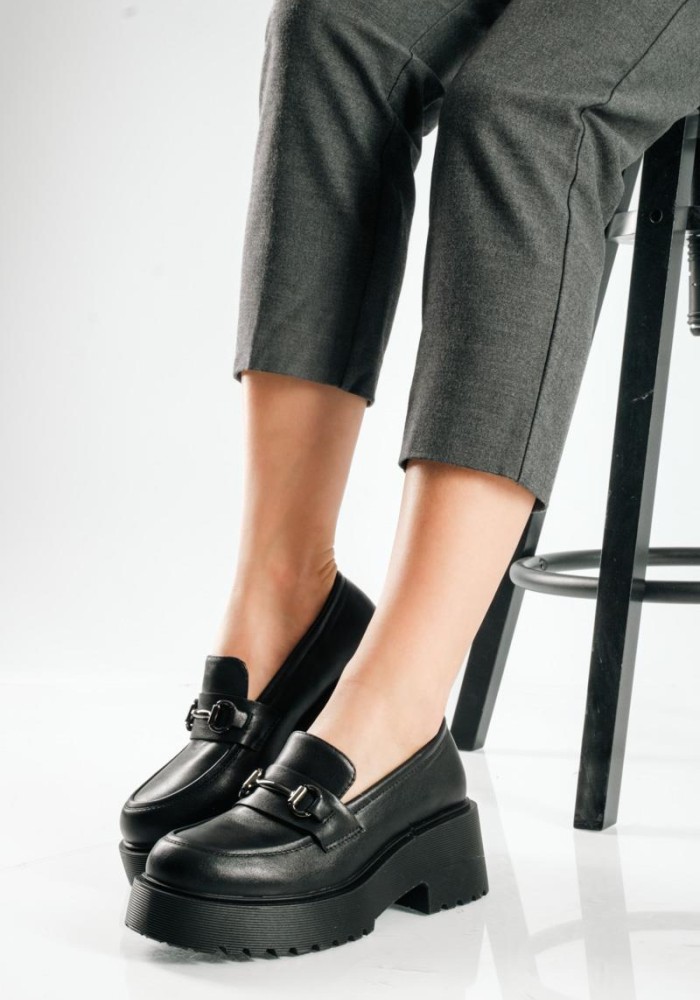 Double sole loafer σε ανδρόγυνο στυλ με διακριτική αλυσίδα ΜΑΥΡΟ