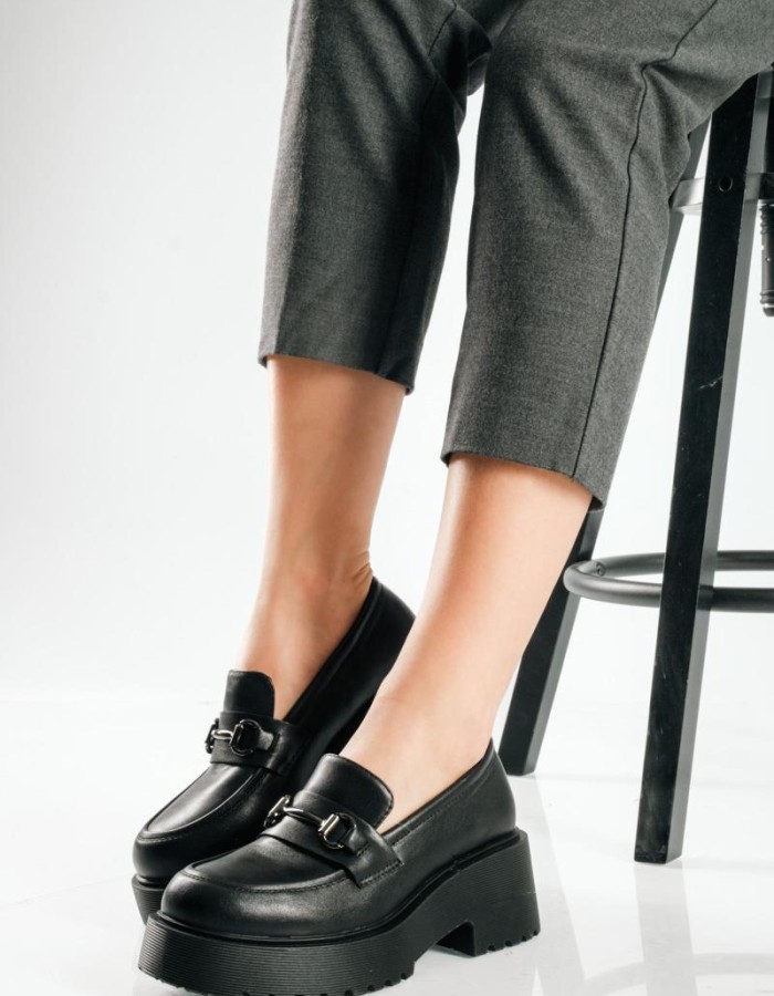 Double sole loafer σε ανδρόγυνο στυλ με διακριτική αλυσίδα ΜΑΥΡΟ