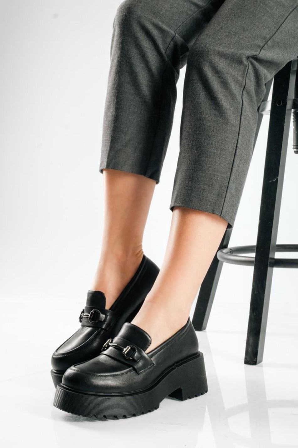 Double sole loafer σε ανδρόγυνο στυλ με διακριτική αλυσίδα ΜΑΥΡΟ