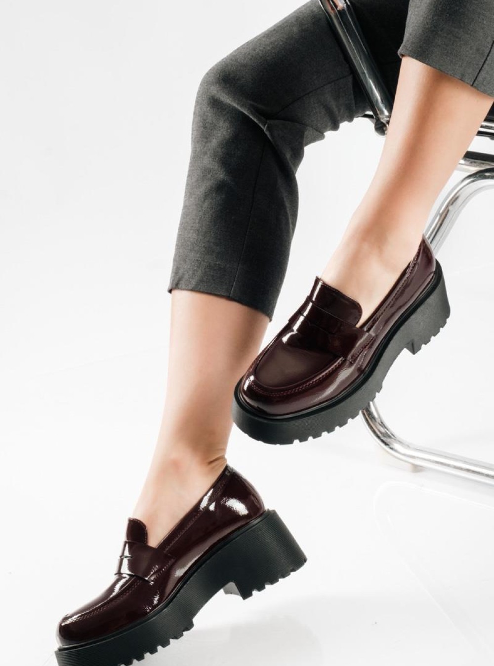 Chunky loafer με διπλή σόλα και minimal γραμμή ΜΠΟΡΝΤΩ Chunky loafer με διπλή σόλα και minimal γραμμή ΜΠΟΡΝΤΩ