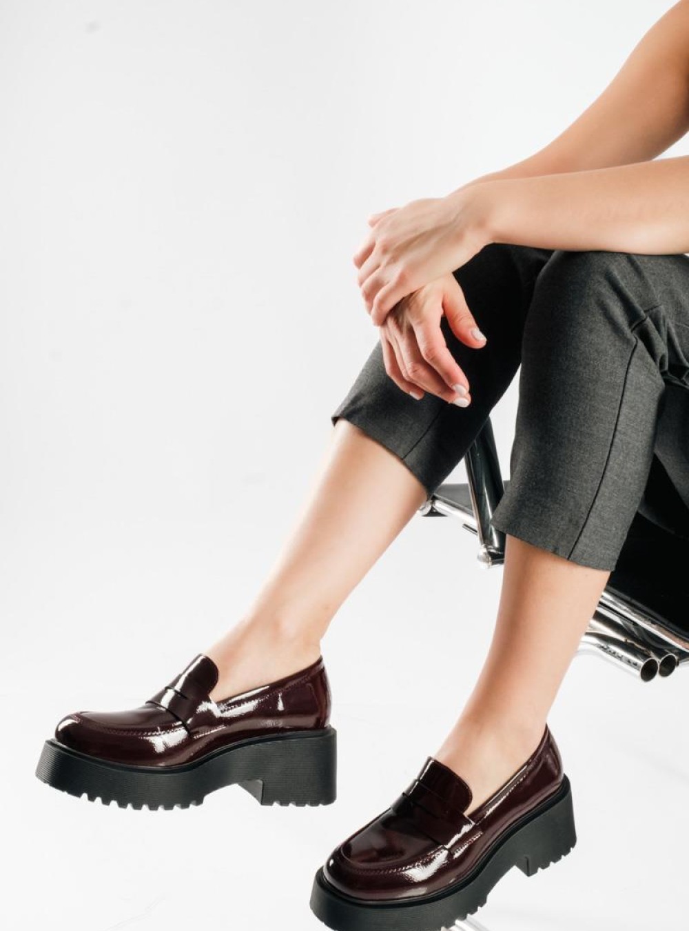 Chunky loafer με διπλή σόλα και minimal γραμμή ΜΠΟΡΝΤΩ Chunky loafer με διπλή σόλα και minimal γραμμή ΜΠΟΡΝΤΩ