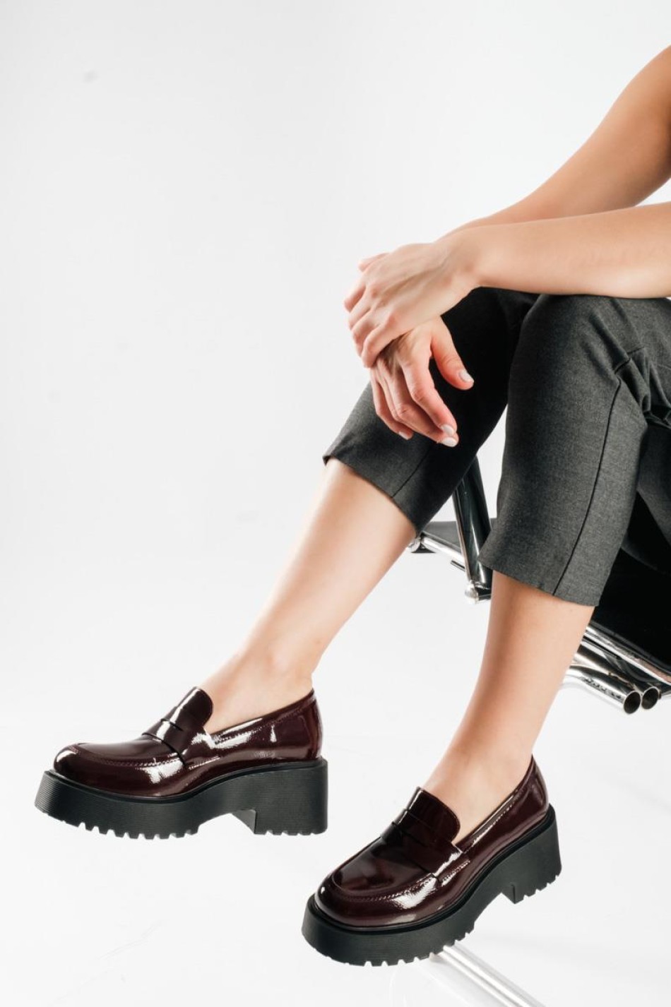 Chunky loafer με διπλή σόλα και minimal γραμμή ΜΠΟΡΝΤΩ Chunky loafer με διπλή σόλα και minimal γραμμή ΜΠΟΡΝΤΩ