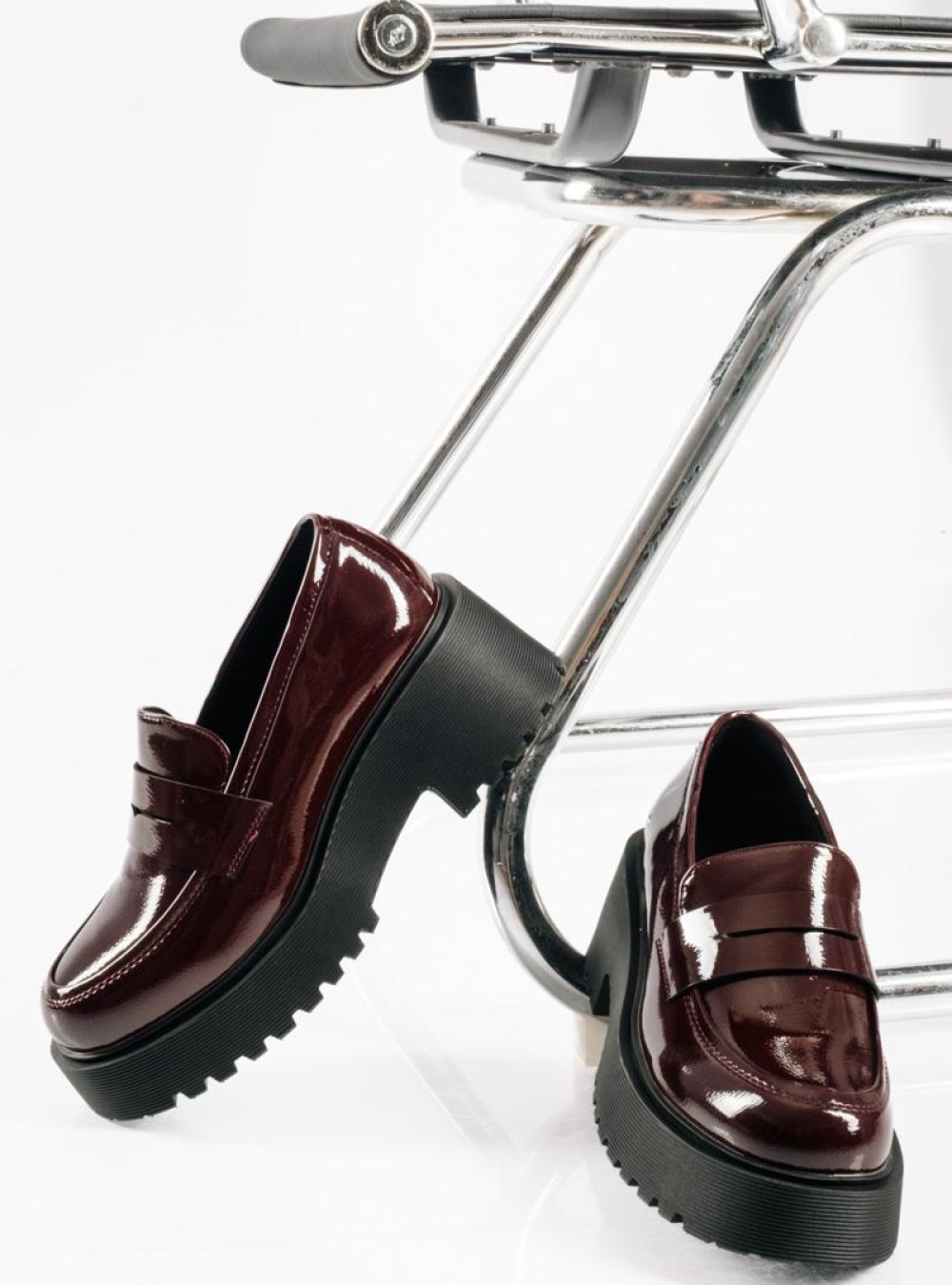 Chunky loafer με διπλή σόλα και minimal γραμμή ΜΠΟΡΝΤΩ Chunky loafer με διπλή σόλα και minimal γραμμή ΜΠΟΡΝΤΩ
