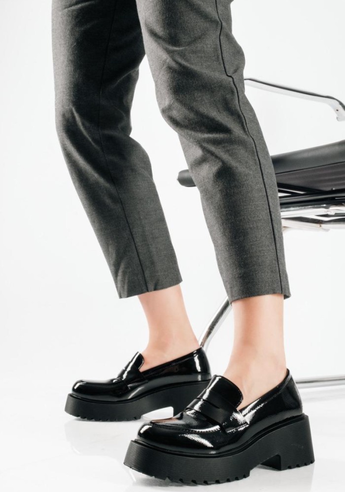 Chunky λουστρίνι loafer με διπλή σόλα και minimal γραμμή ΜΑΥΡΟ