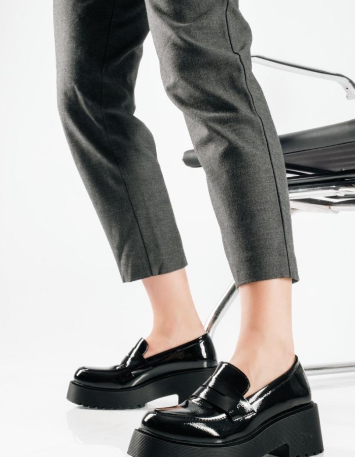 Chunky λουστρίνι loafer με διπλή σόλα και minimal γραμμή ΜΑΥΡΟ