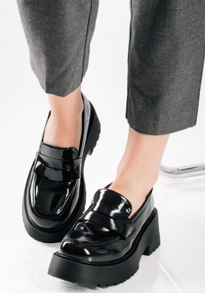 Chunky λουστρίνι loafer με διπλή σόλα και minimal γραμμή ΜΑΥΡΟ