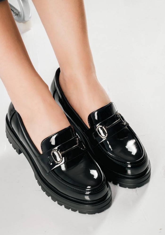 Basic loafer με μεταλλική αγκράφα και γυαλιστερή υφή ΜΑΥΡΟ