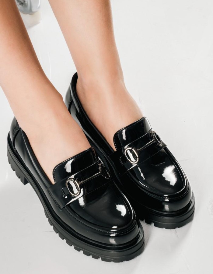 Basic loafer με μεταλλική αγκράφα και γυαλιστερή υφή ΜΑΥΡΟ