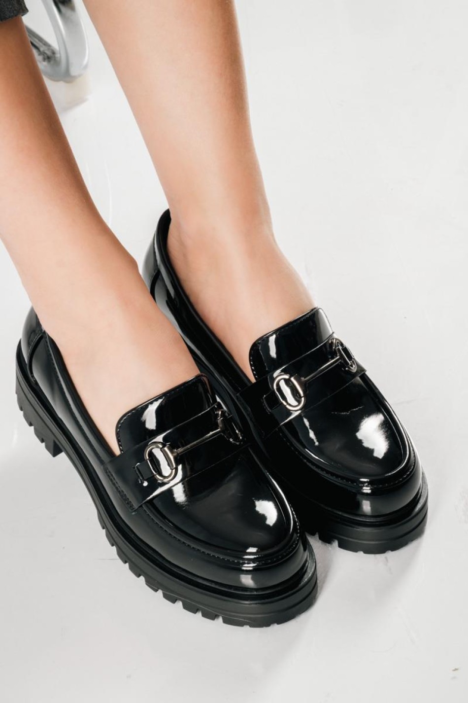 Basic loafer με μεταλλική αγκράφα και γυαλιστερή υφή ΜΑΥΡΟ
