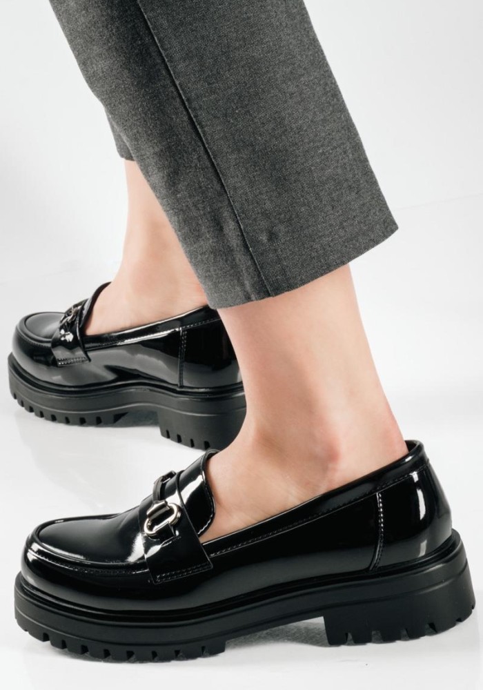 Basic loafer με μεταλλική αγκράφα και γυαλιστερή υφή ΜΑΥΡΟ