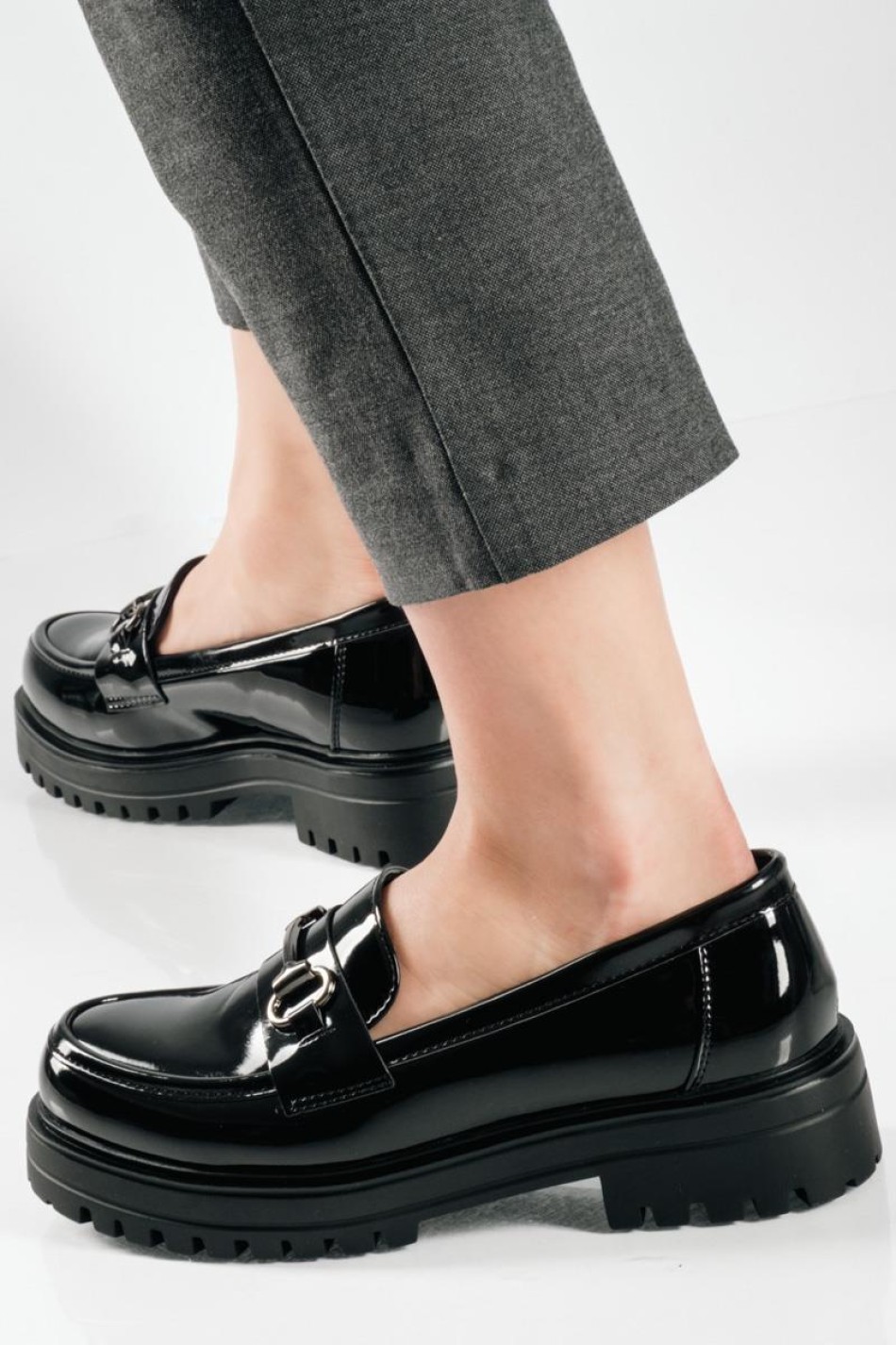 Basic loafer με μεταλλική αγκράφα και γυαλιστερή υφή ΜΑΥΡΟ