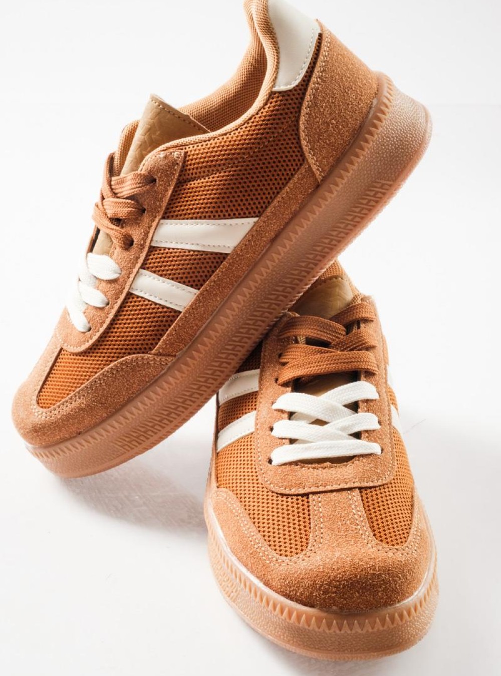 Casual Sneakers με μοντέρνο ρετρό look και σουέτ λεπτομέρειες ΚΑΦΕ Casual Sneakers με μοντέρνο ρετρό look και σουέτ λεπτομέρειες ΚΑΦΕ