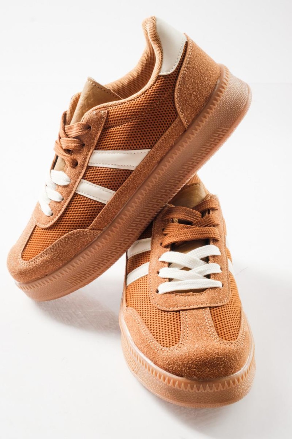 Casual Sneakers με μοντέρνο ρετρό look και σουέτ λεπτομέρειες ΚΑΦΕ Casual Sneakers με μοντέρνο ρετρό look και σουέτ λεπτομέρειες ΚΑΦΕ