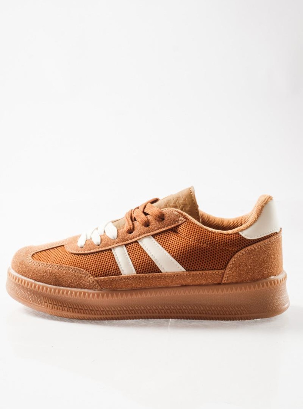 Casual Sneakers με μοντέρνο ρετρό look και σουέτ λεπτομέρειες ΚΑΦΕ Casual Sneakers με μοντέρνο ρετρό look και σουέτ λεπτομέρειες ΚΑΦΕ