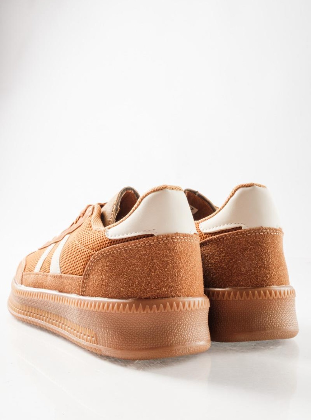 Casual Sneakers με μοντέρνο ρετρό look και σουέτ λεπτομέρειες ΚΑΦΕ Casual Sneakers με μοντέρνο ρετρό look και σουέτ λεπτομέρειες ΚΑΦΕ