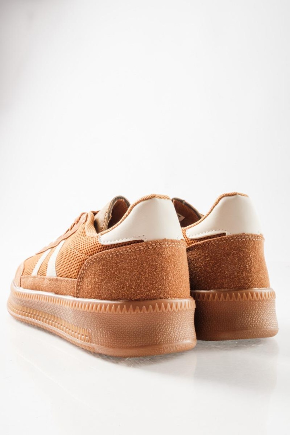 Casual Sneakers με μοντέρνο ρετρό look και σουέτ λεπτομέρειες ΚΑΦΕ Casual Sneakers με μοντέρνο ρετρό look και σουέτ λεπτομέρειες ΚΑΦΕ