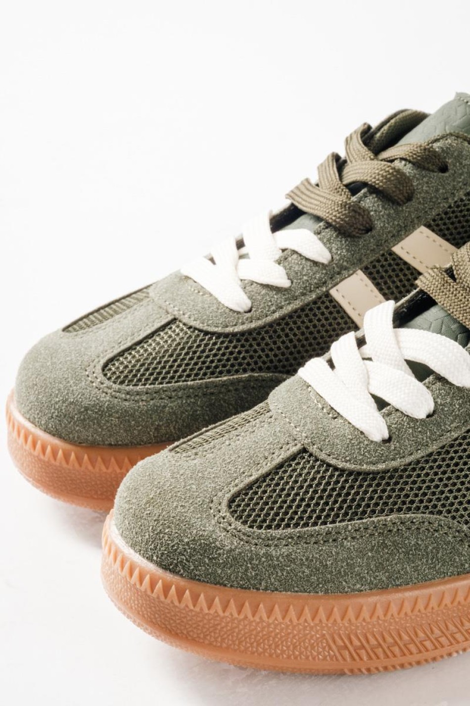 Casual Sneakers με λευκές πλαϊνές ρίγες, δίχτυ και suede επένδυση στο μπροστινό μέρος ΛΑΔΙ Casual Sneakers με λευκές πλαϊνές ρίγες, δίχτυ και suede επένδυση στο μπροστινό μέρος ΛΑΔΙ